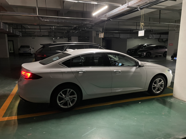 24款君威已开回家
感觉侧面最好看，本来想买吉利星瑞，2.0的星瑞尊贵很好，就是