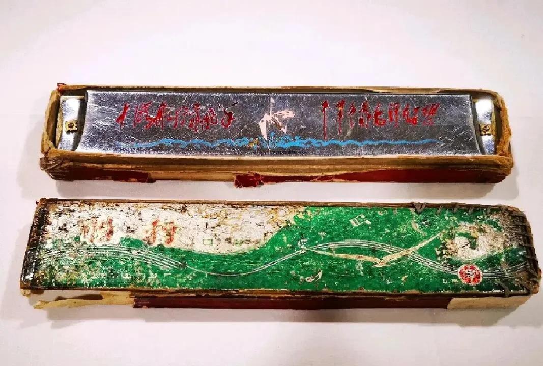 这辈子的一个遗憾就是没有学会一样乐器，年轻的时候吹过口琴，也弹过吉他，但都是半途