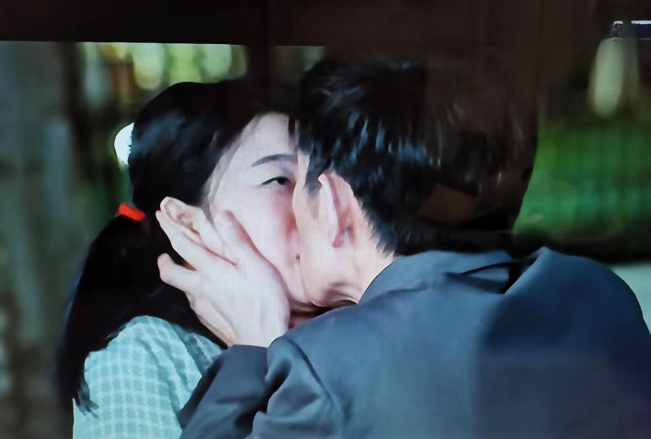 追剧《依依向北风》到第10集，剧情发展很快，悬念顿生，想不追剧都难！
     