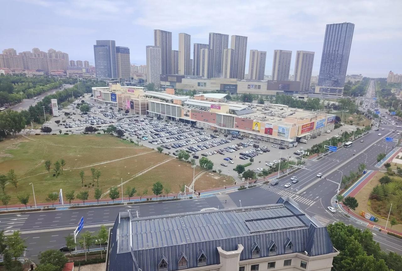 佳世客莱山店在烟台已经营20多年了，生意依旧十分火爆。今日恰逢周末，停车场满满当