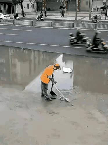 环卫工人之中藏龙卧虎，什么样的高手都有，为了完成工作任务，关键时刻露出了自己的绝