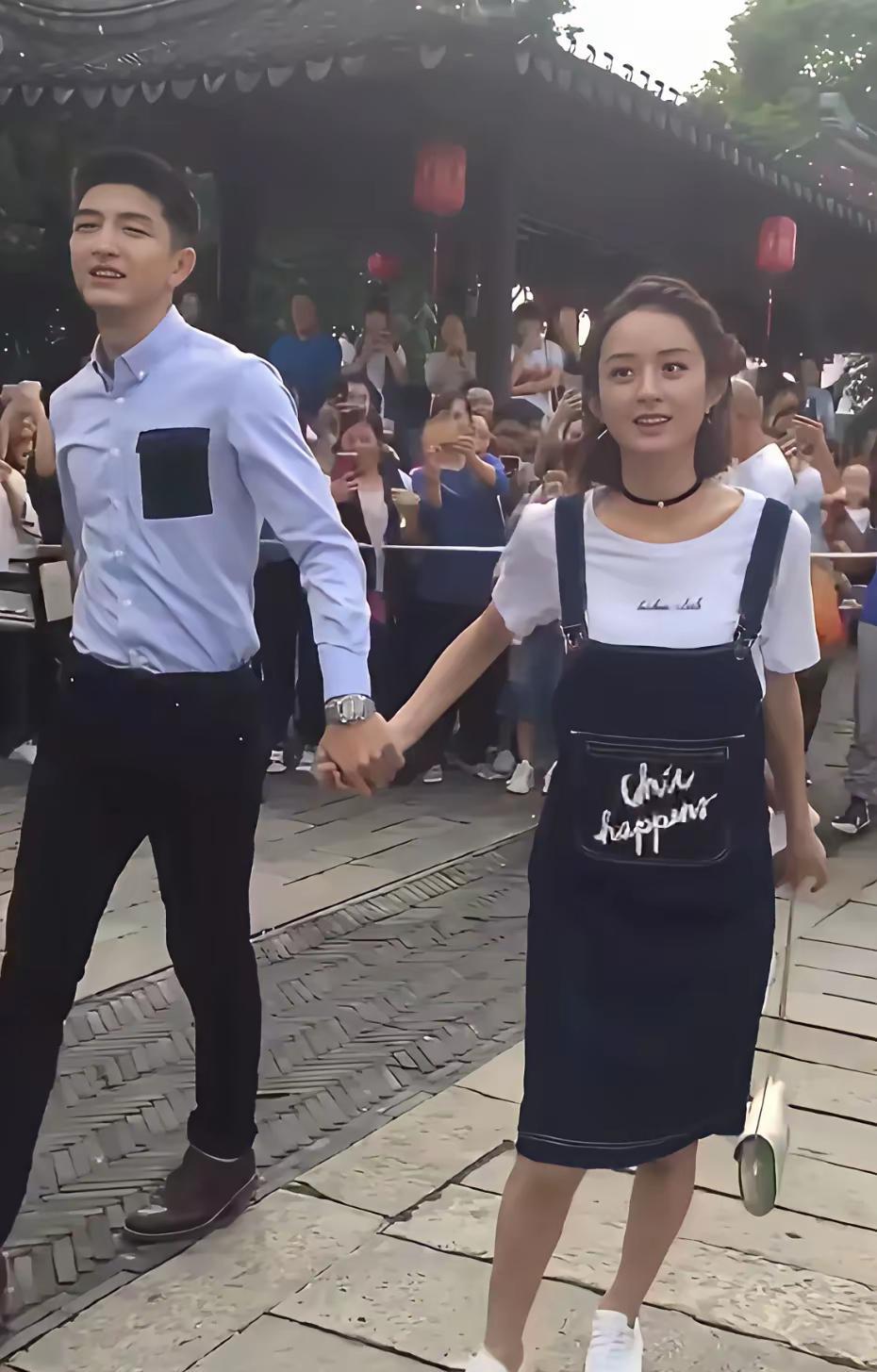 和赵丽颖牵手的这位男士是谁？非常有气质