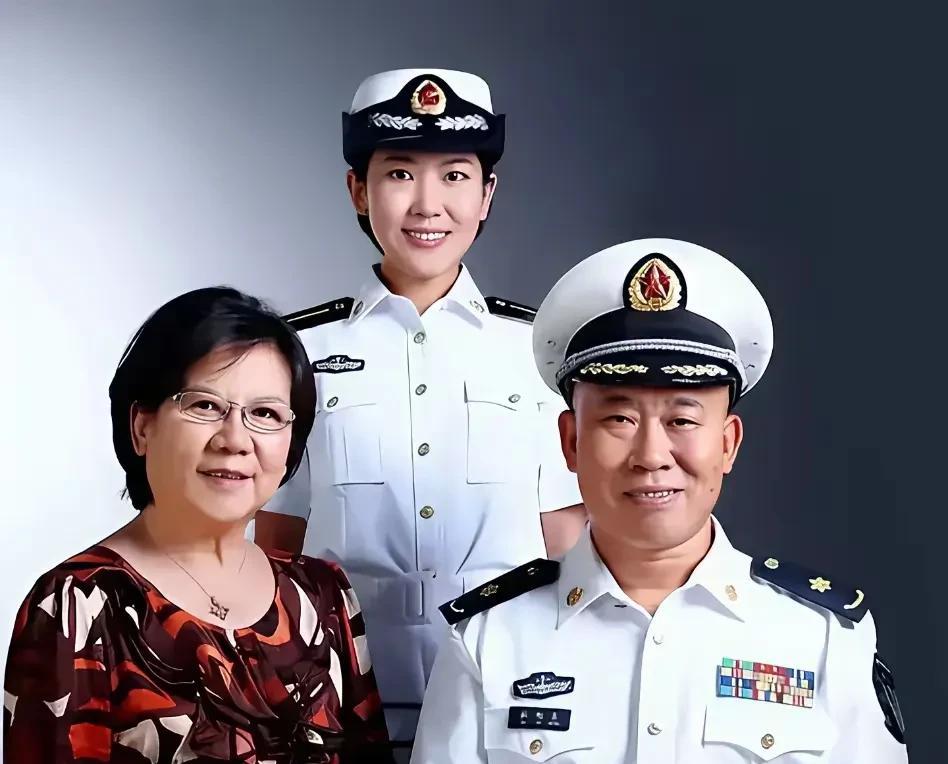 杜旭东是大家熟悉的“歪嘴”坏人专业户，也是海军大校、正师级。他因长相问题在演艺路