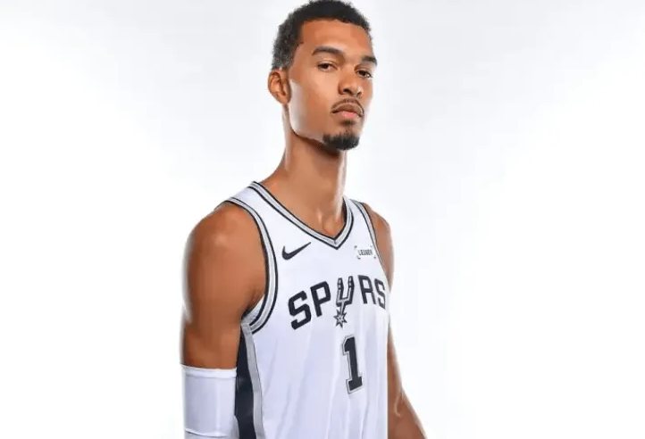 NBA季前赛，马刺119-88战胜广州男篮。赛后，卡特-布莱恩特接受了采访，被问