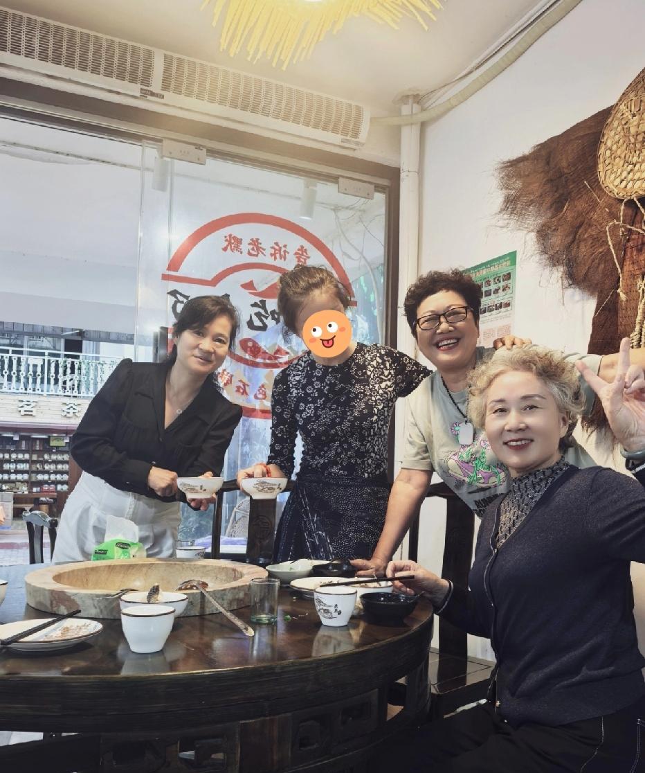 私信说：英子，你太张扬，就知道吃喝乐！
中间认识了西北大妈，鼓励我你能行，慢慢悠