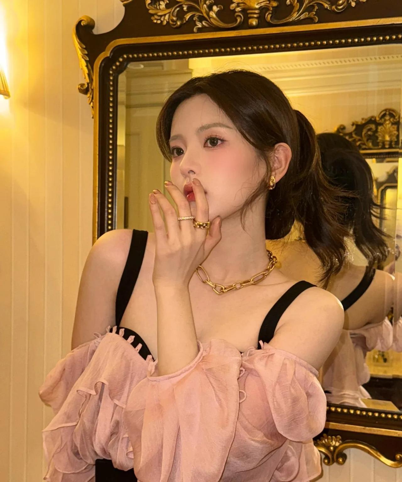杨超越不愧是建模脸，也太美了吧，颜值高就算了身材还好，难怪演技差唱跳不佳也能成为