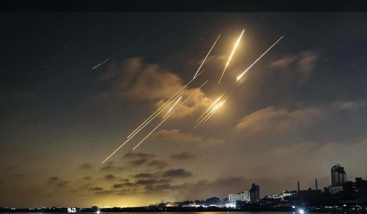 天空的导弹轨迹与海面的倒影交相辉映，构成一幅难得一见的神奇画卷！
     伊朗