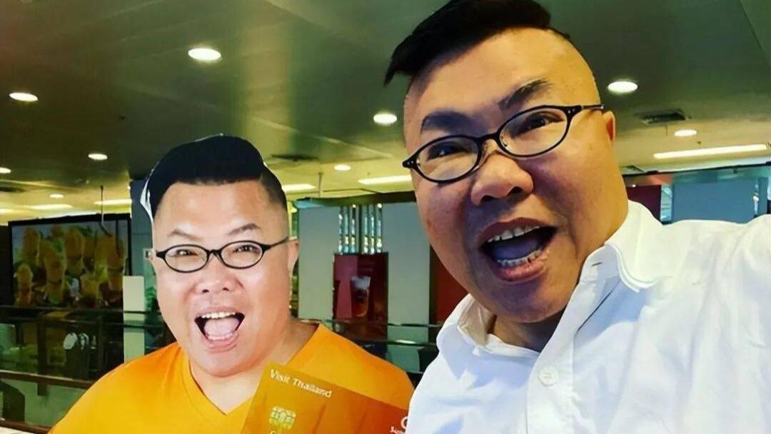 现年61岁，有“泰国通”之称的胡慧冲，是个斜杠艺人，他的身份众多