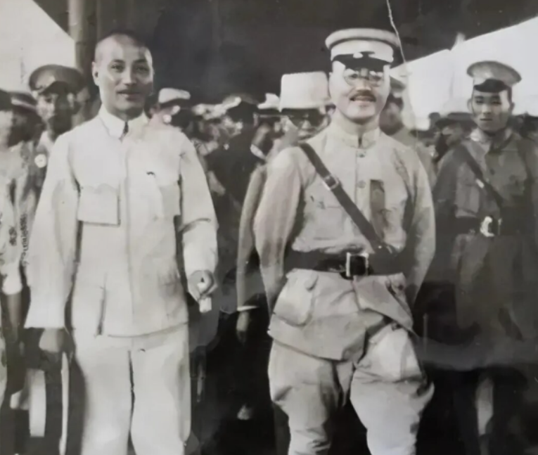 1948年，傅作义见张荫梧赋闲，委任他为上将参议，张荫梧恩将仇报，在北平解放时，