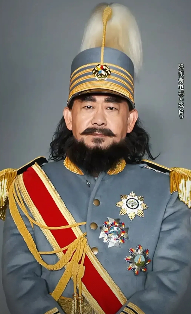 毫无疑问，姜武的洪大帅赋予了“戏台”最大的特色，荒诞。

他无知且残暴，但是举止