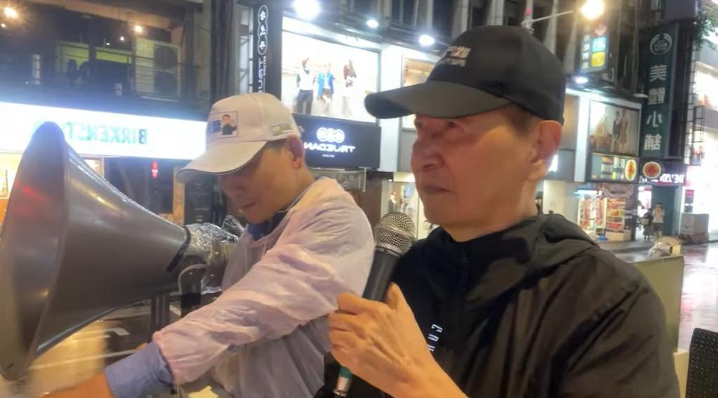 赵少康冒雨陪叶元之车扫   衣服全湿
虽然天公不作美，但赵少康今晚（24日）依然