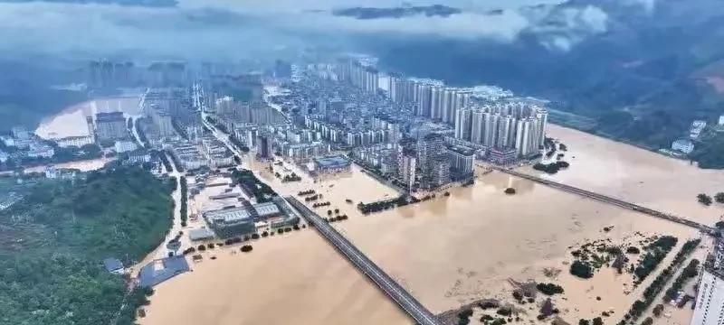 贵州榕江大水过后请求支援，但娱乐圈的明星却不像以前那样，踊跃捐款了。
只有韩红的