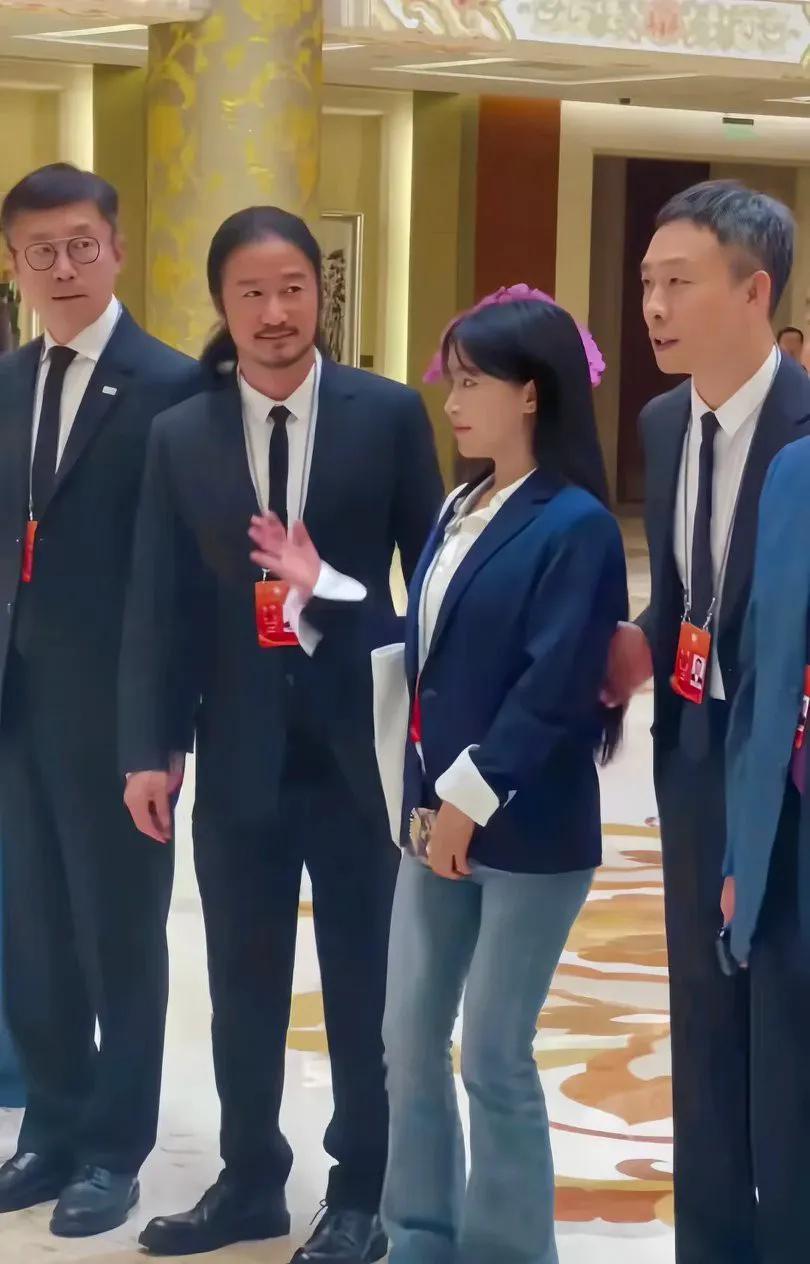 哈哈，吴京越来越有艺术范了，留着一头长发和络腮胡，简直和以前判若两人。
7月10