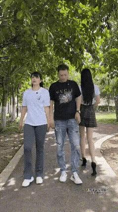 男人都会犯的错误
夫妻俩在公园散步，前面走过来一个美女，丈夫的眼睛一直盯着美女看