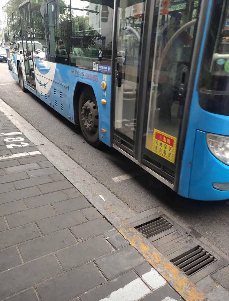 在北京乘坐公交车，和外地有很多不一样的规矩，而且这些规矩，不少都是北京独有的。比