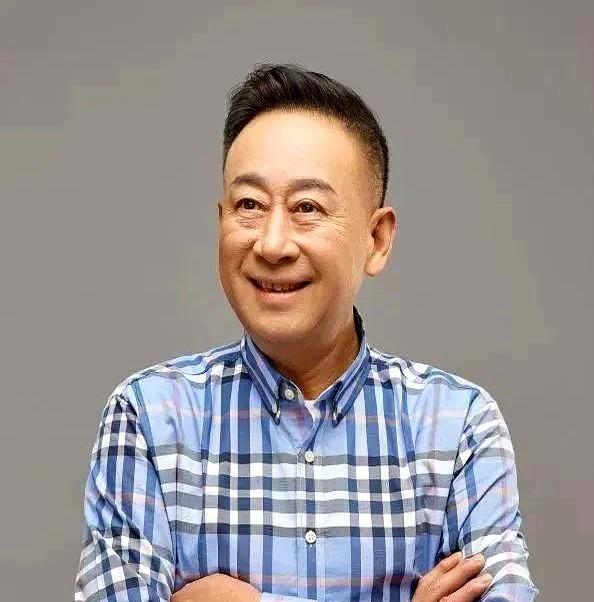 大伙儿都知道滑稽演员龚仁龙和龚一飞不是父子了吧？
去年在毛猛达直播间，龚仁龙拿着