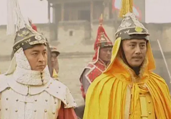清朝的实际奠基人就是皇太极，努尔哈赤给他留下的是个危机四伏的后金，满汉矛盾越来越