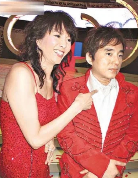 2008年，郑裕玲对同居16年的吕方提出分手，要他净身出户，吕方只有一个要求，就