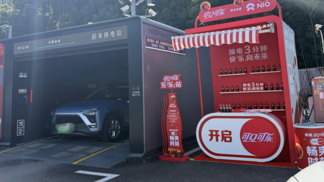 蔚来合作可口可乐，终于把换电的“爽感”说明白了