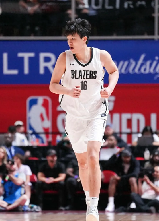 7月18日，NBA夏季联赛迎来开拓者与火箭的精彩对决。经过四节激战，开拓者以10