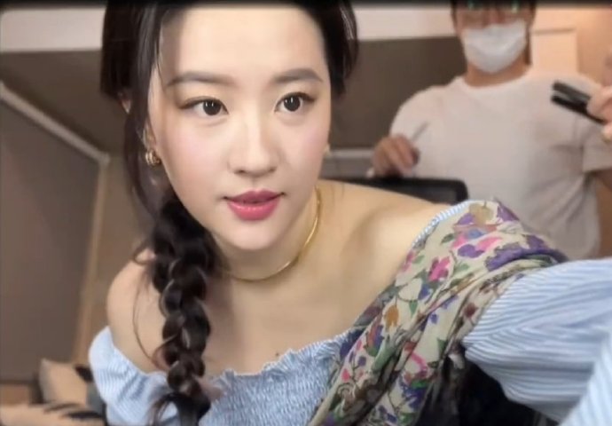 刘亦菲这几张很像女朋友开视频既视感。