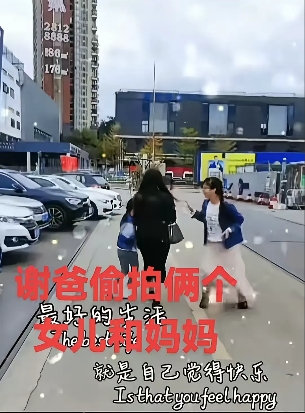 谢爸爸终于舍得晒谢妈妈了！谢妈妈带着俩女儿逛街，亲儿子找回来了，开心到起飞……