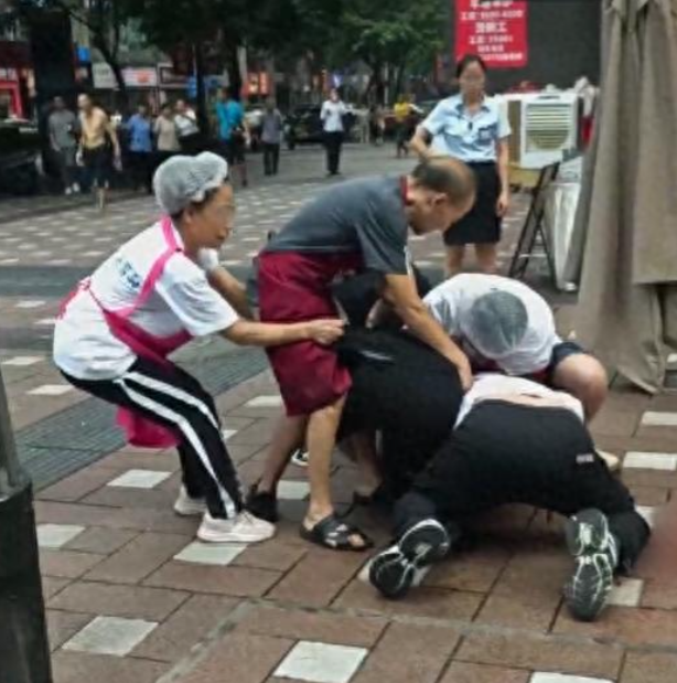 两饭店老板打架后续！持刀挥舞砍人，民警面前嚣张，目击者透内幕