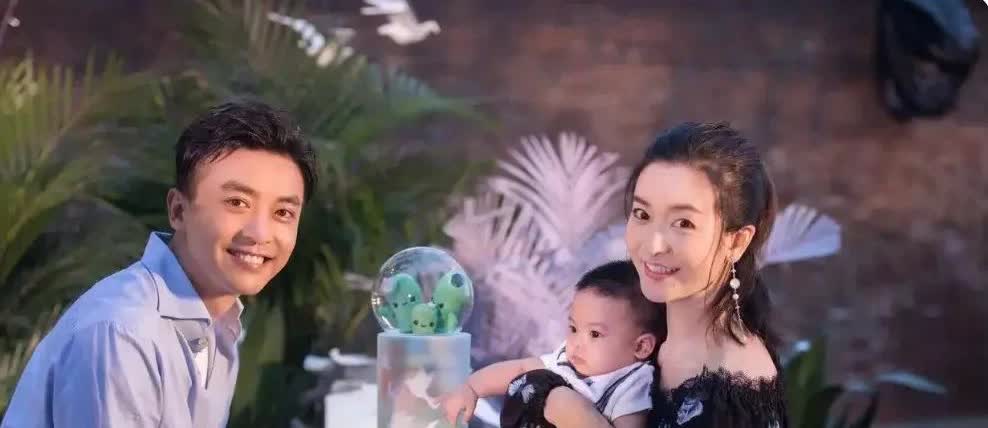 李晟的家庭：
爸爸：李小鸿，为美术教师。
妈妈：徐小艳，模样温柔漂亮，李晟的