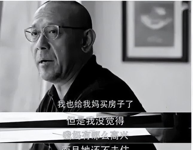 2018年，姜文母亲病逝，去世前两个月，母亲拿出一个撑得快要破的牛皮纸信封，交给
