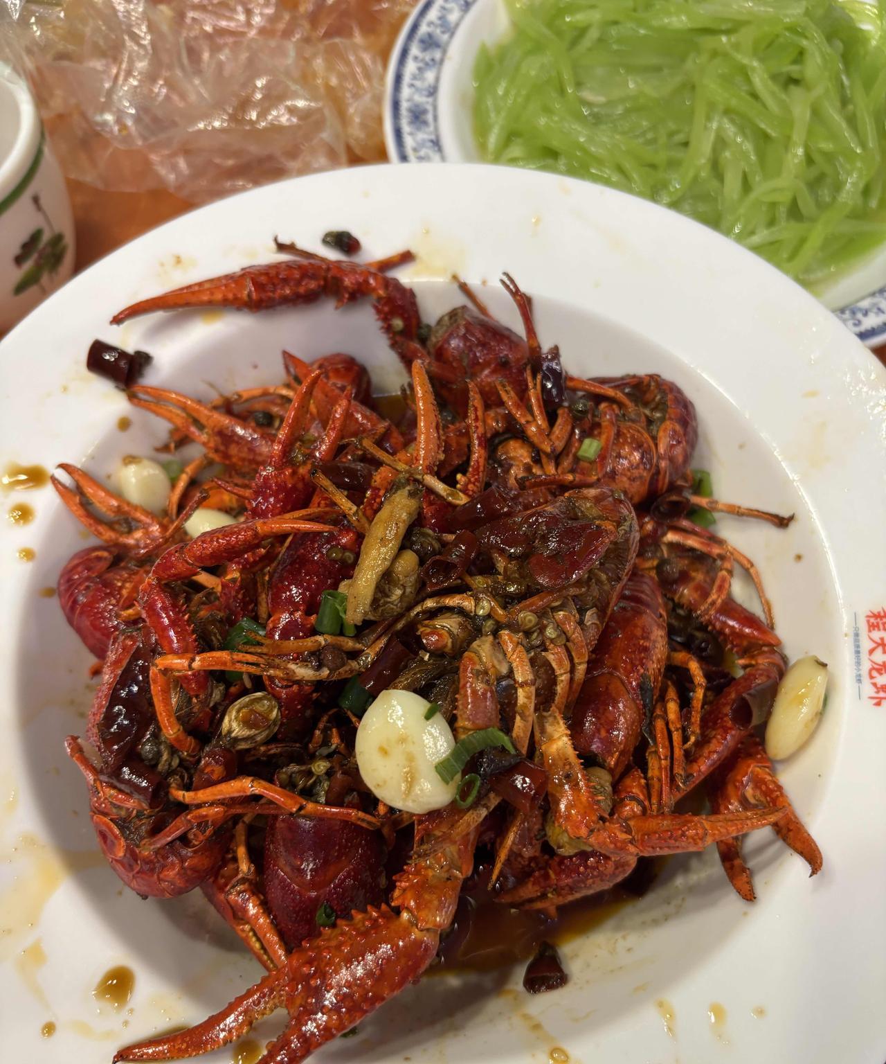 珠江啤酒真好喝呀！970毫升的大瓶，麦芽9.7度，这个挺有意思。广州这家小龙虾贵
