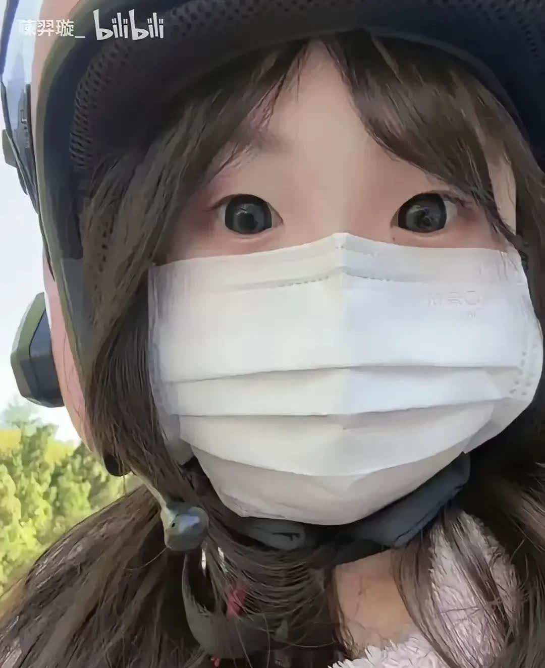 说话奶声奶气的台湾陈弈璇来了！陈弈璇来到大陆旅游来了，有网友打趣的说道解放台湾省