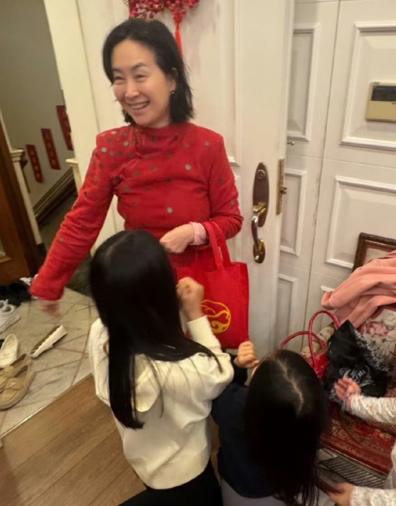 赌王最厉害的女儿何超琼
现身发小家，只见她笑容灿烂，神情十分兴奋，她一身红色改良