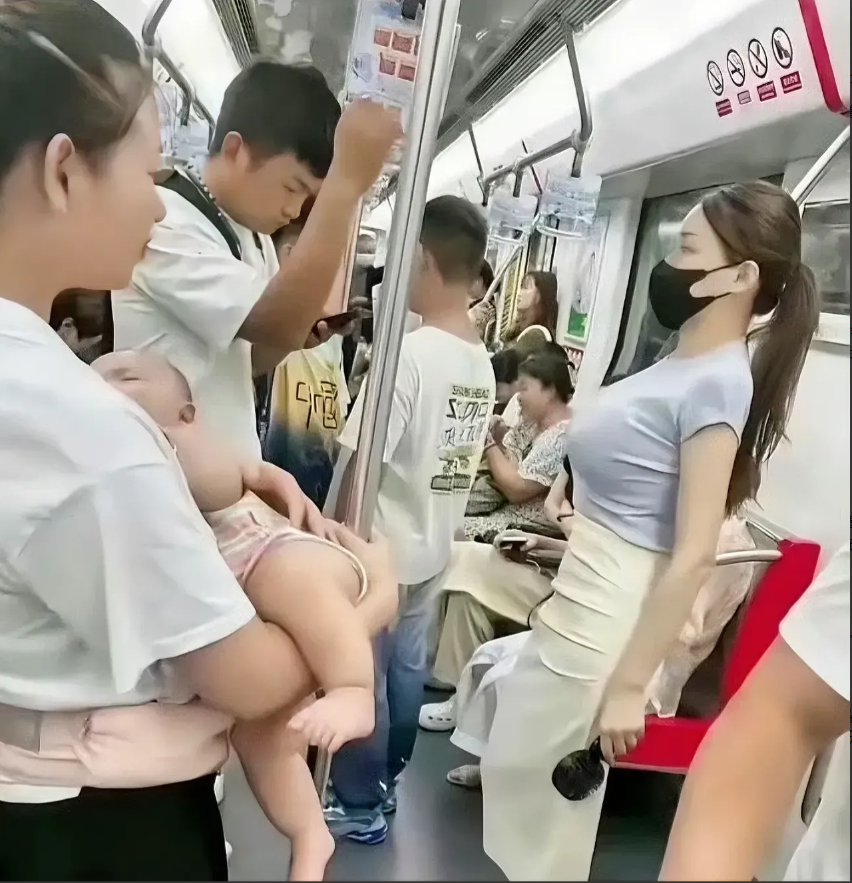 怀抱小孩的女子若是我们的亲人，你还会支持坐在爱心专座的人说让座是情分，不让座是本