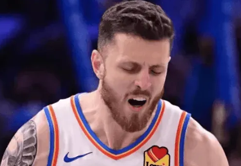 NBA常规赛，雷霆客场114-100战胜灰熊。
赛后，主帅戴格诺特称赞了中锋哈滕