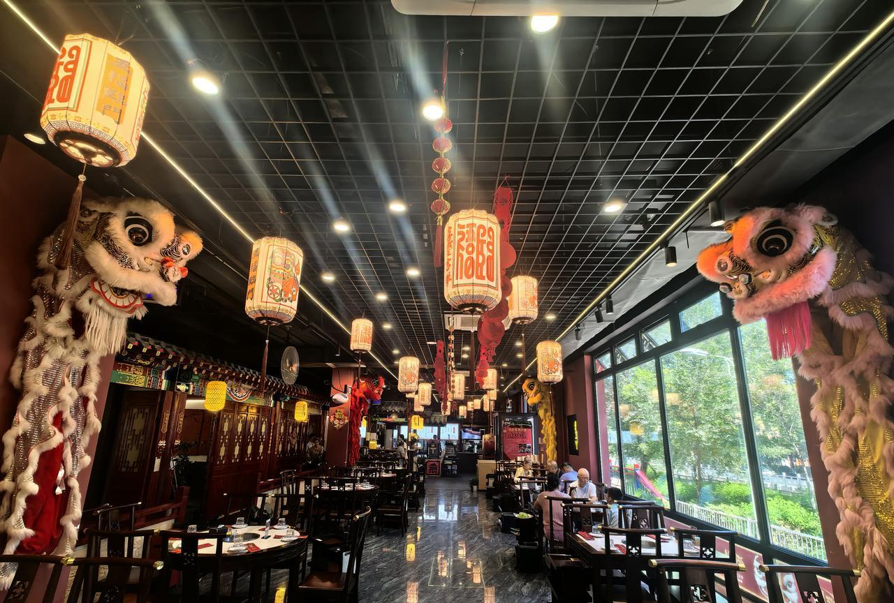 天路牧场瓷器门，手搓青玉印山痕。
新疆草色肉红嫩，四海鱼鲜雪影温。
入口丝柔融畅