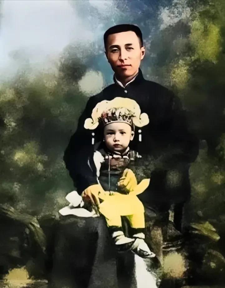 这是一张摄于1912年杭州的珍贵老照片，照片中的主角是一位伟大的父亲和他刚满周岁