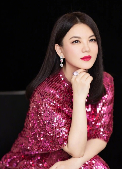 发现李湘有一个很严重的问题
不是她近几年身材发胖
也不是她奢侈的生活，而是自从她