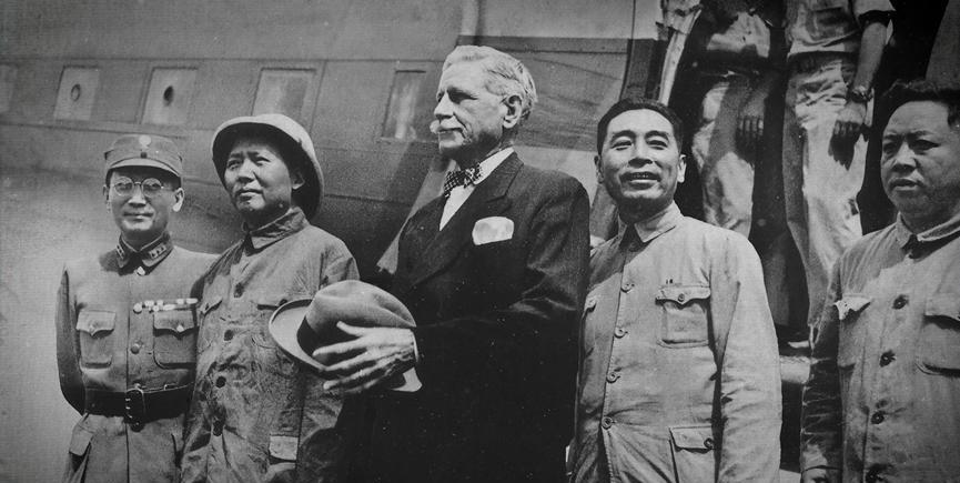 毛主席赴重庆谈判，身边带着个神秘人物“三叔”，军统头子戴笠在得知消息后多方查证，