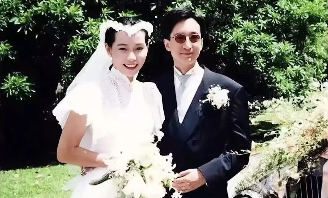 叶童梁家辉亲密友谊











我的天哪！梁家辉竟然对叶童说“除了我你