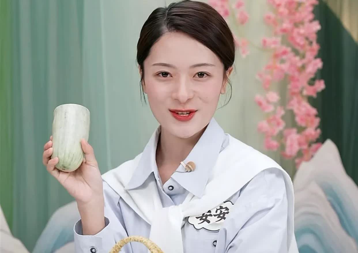 董宇辉又玩新花样
搞了个主播PK赛，观众来打分
刚才安安播了半小时换了董董

