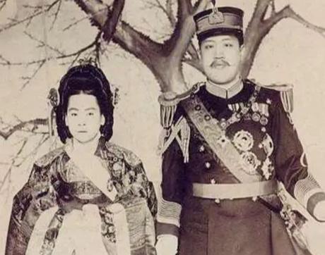 1940年，韩国皇后尹氏，被日本人赶出皇宫，没了经济来源，她一个人只能在街头流浪