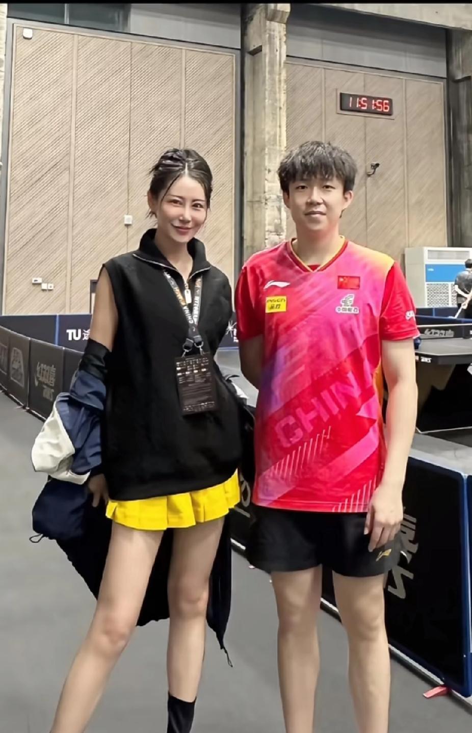 王楚钦这合照也太有梗了！
 #王楚钦# #美女同框#