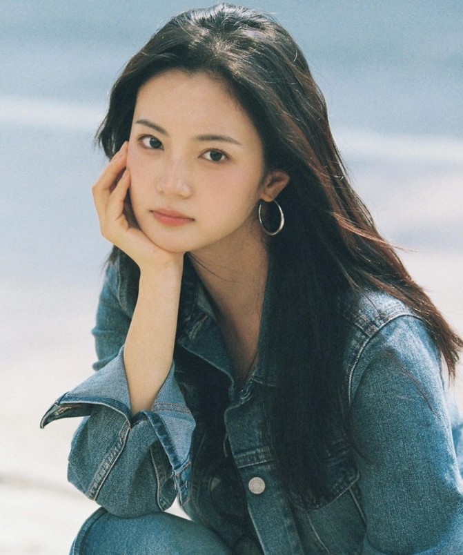 关晓彤估计牙都咬碎了，
没想到俩人分手没多久，
鹿晗就被其他女明星惦记上了，更重