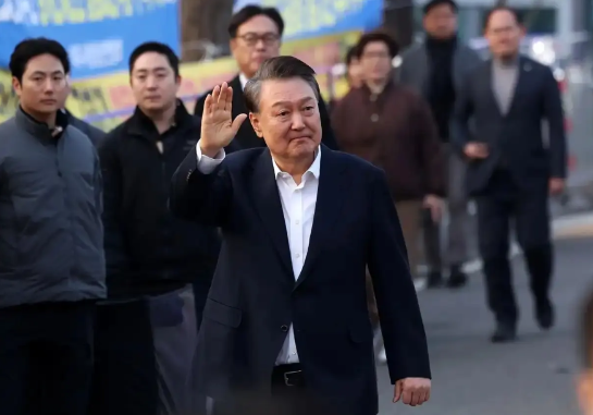 【今天上午尹锡悦弹劾案迎来最终宣判，结果将如何？】今天，韩国首尔当地时间上午11