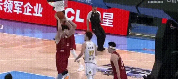 周琦还有三年超大合同呢，请北京队慢慢享受。 ​​​

广厦发现怎么打周琦了？两个