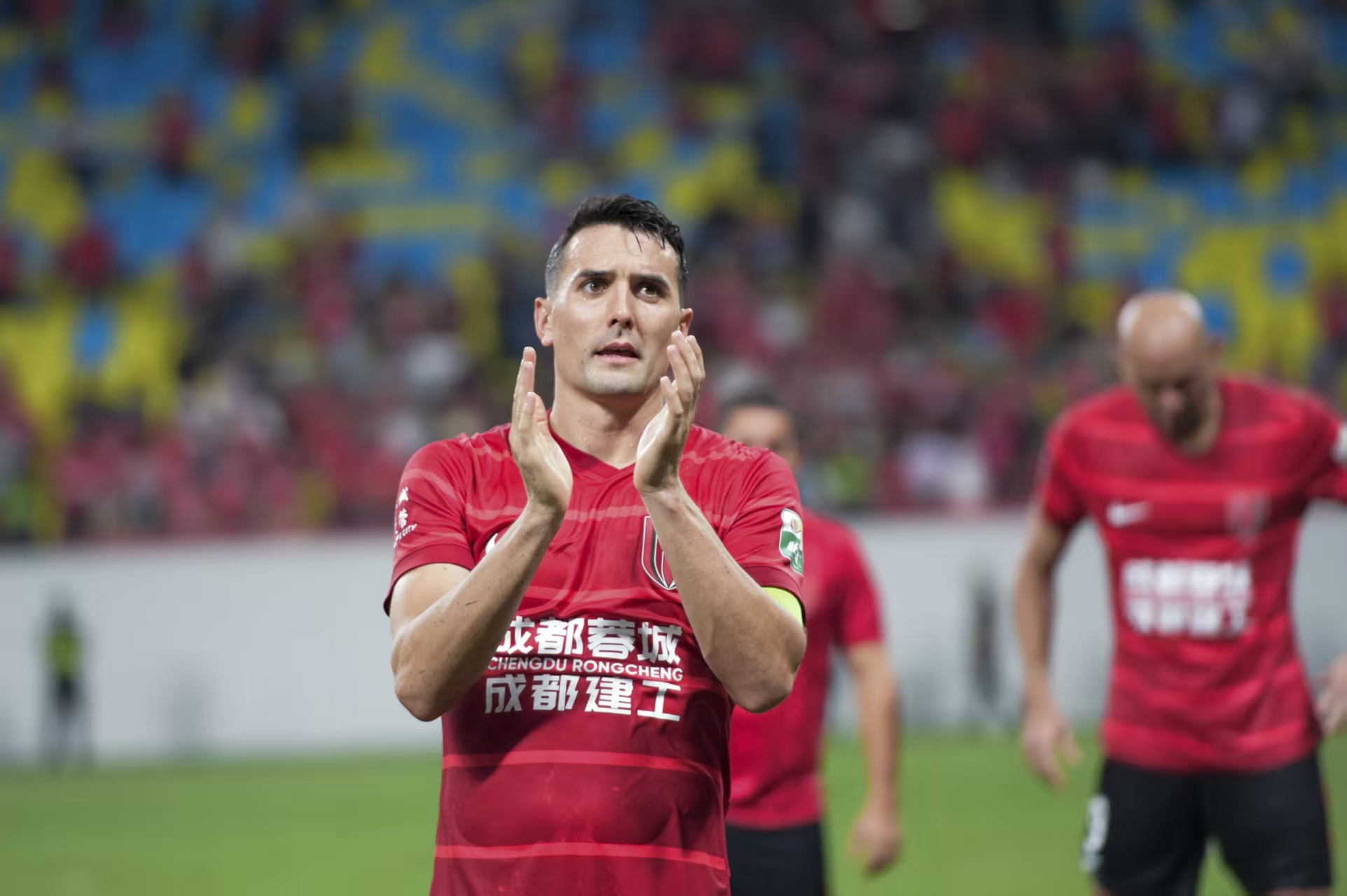 成都别哭！下赛季从头再来！

本轮中超争冠关键战，成都蓉城主场1-2不敌河南，彻