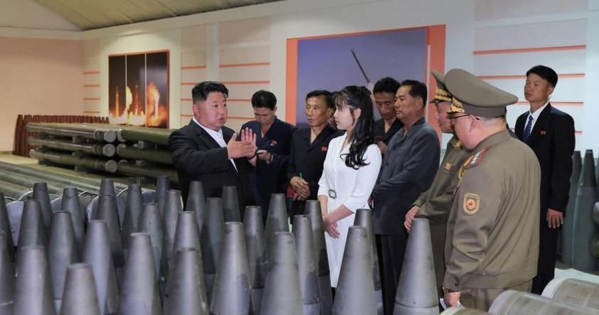 金正恩女儿金珠爱再露面，一袭白色长裙落落大方。
朝鲜中央通讯社最新消息称，朝鲜领