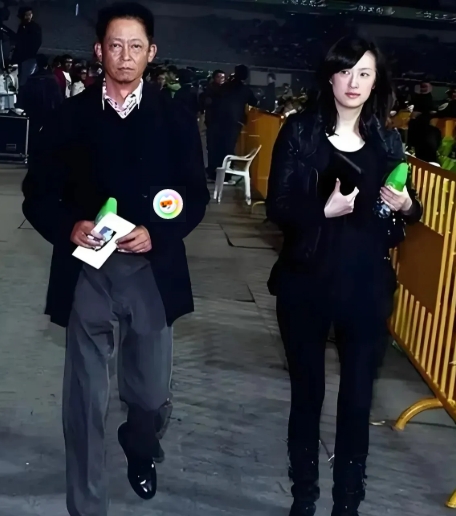 演员王志文大家都很熟悉了吧，王志文真的是人生的赢家，妻子漂亮从娱乐转成商界，身价