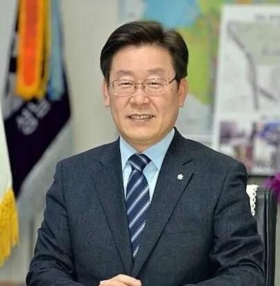 韩国媒体：李在明当选韩国总统
据韩国JTBC电视台3日深夜报道，共同民主党候选人