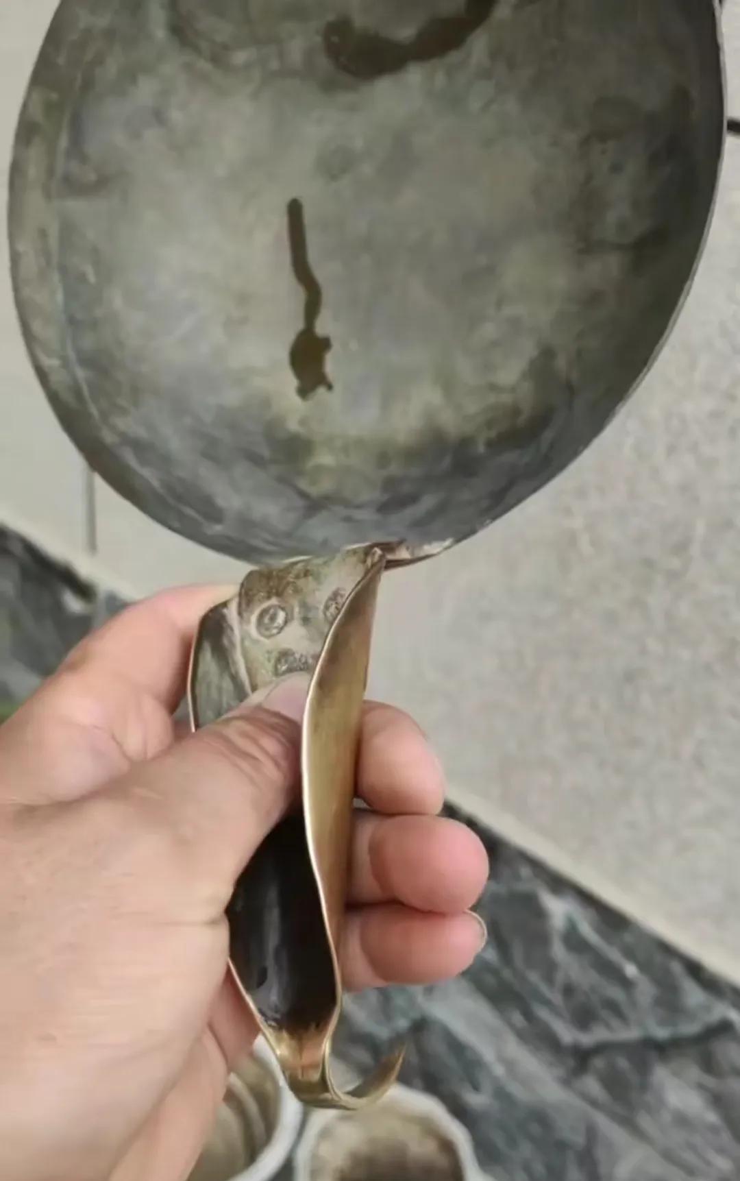 这个天太热了，要找一个凉快的地方跑到钢筋工的集装箱里，突然发现了一个新奇的玩意。